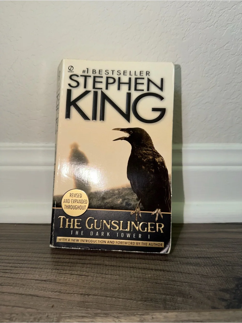 Stephen King — The Gunslinger (The Dark Tower I) Paperback, Beige & Black